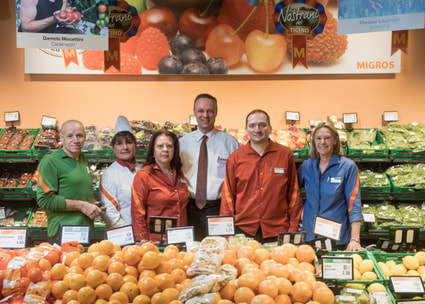 Gruppenfoto von Mitarbeitenden in der Gemüseabteilung Photo de groupe de collaborateurs au rayon Légumes